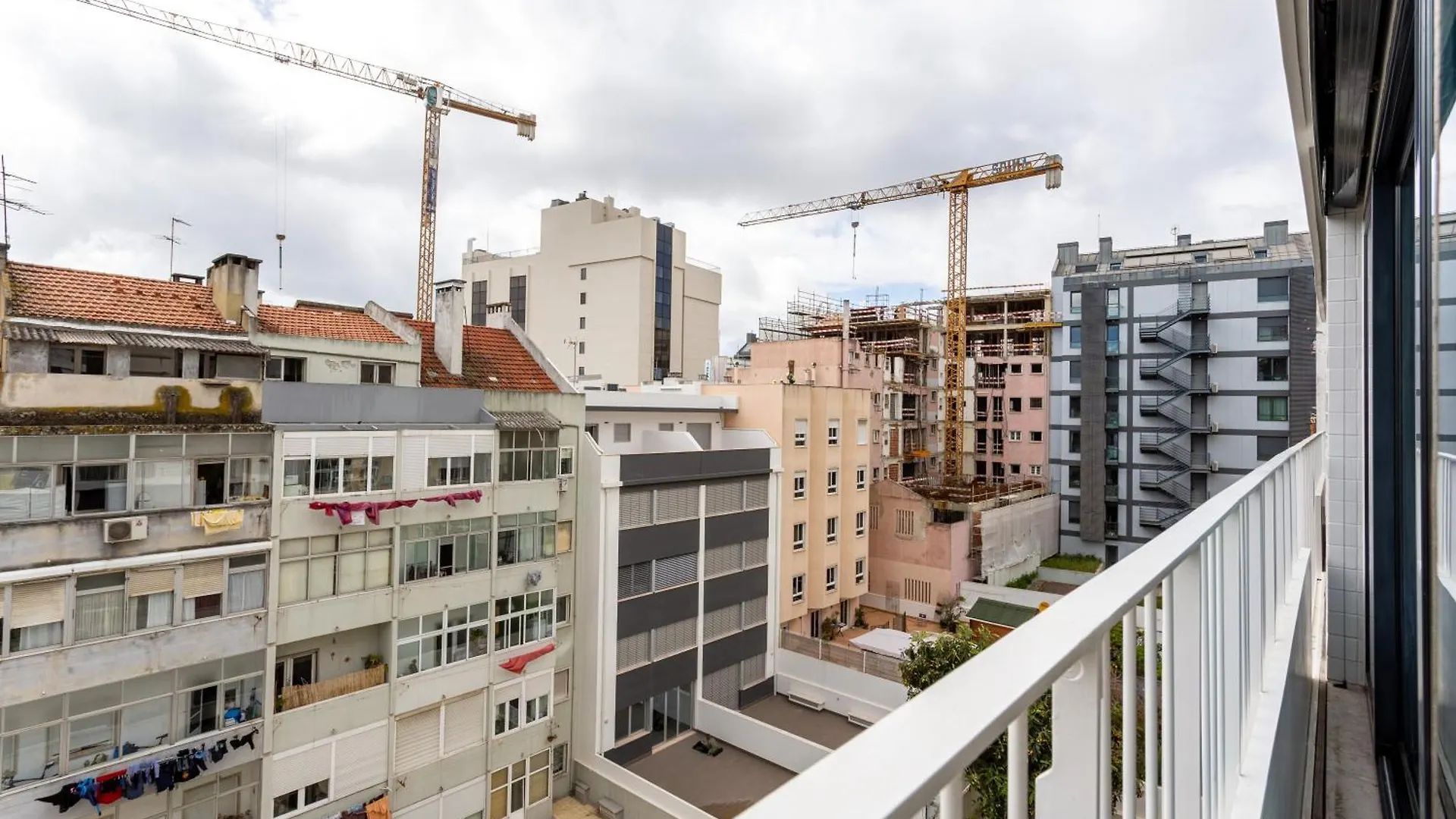 Joivy Chic Apt With Balcony Near Liberdade Avenue Lisboa